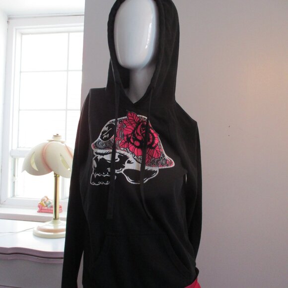 🖤 Skull & Rose Hoodie + Sheer Pink Wrap🧣 – Edgy Streetwear Vibes 🌹✨ - Picture 5 of 6